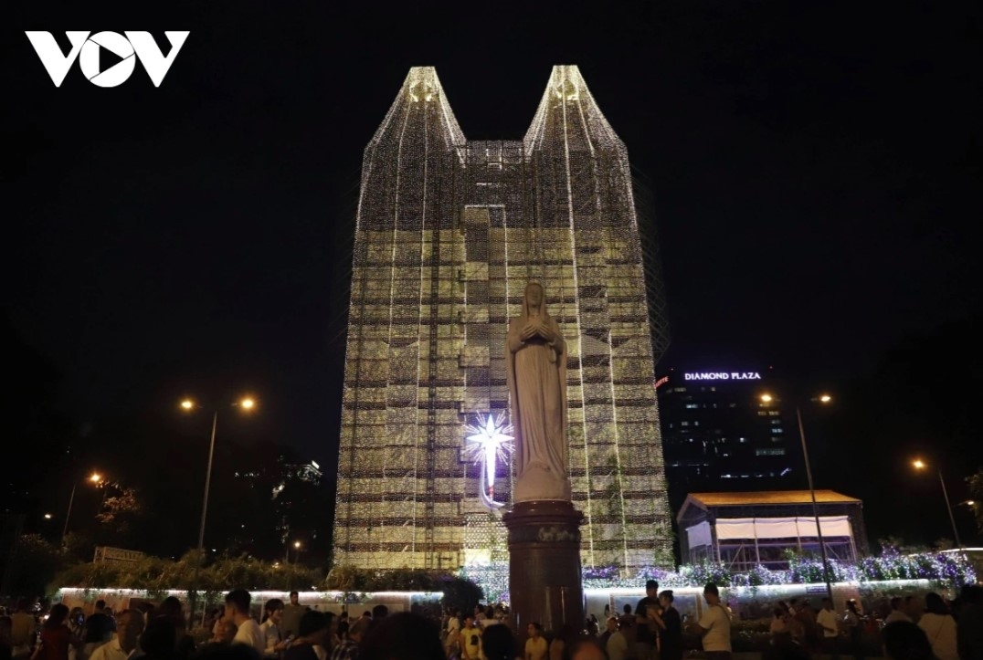 colorful christmas decorations brighten up ho chi minh city picture 2