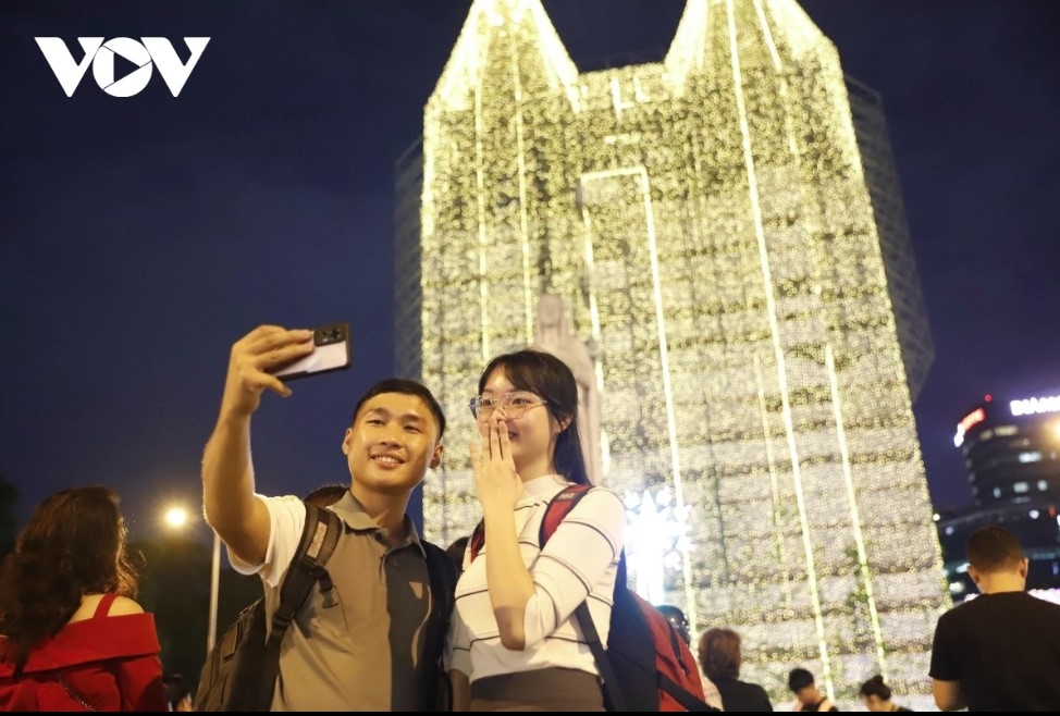 colorful christmas decorations brighten up ho chi minh city picture 3