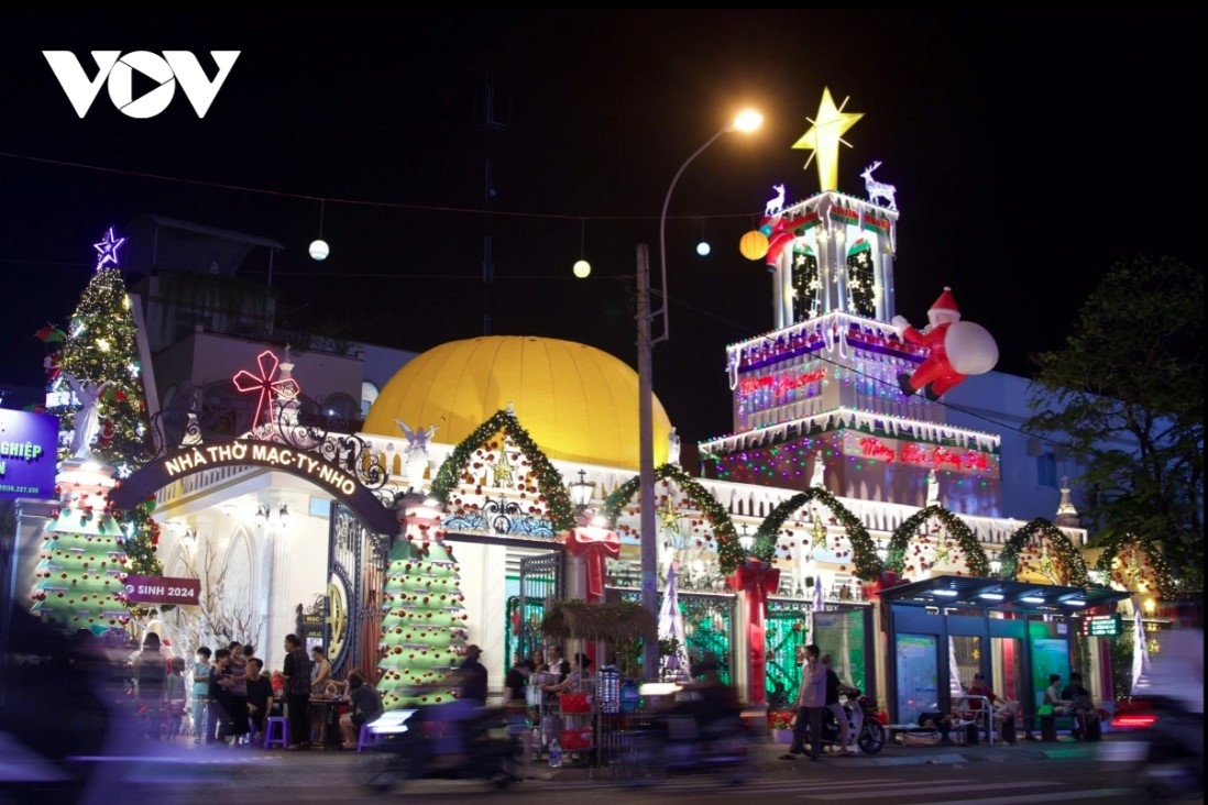 colorful christmas decorations brighten up ho chi minh city picture 4