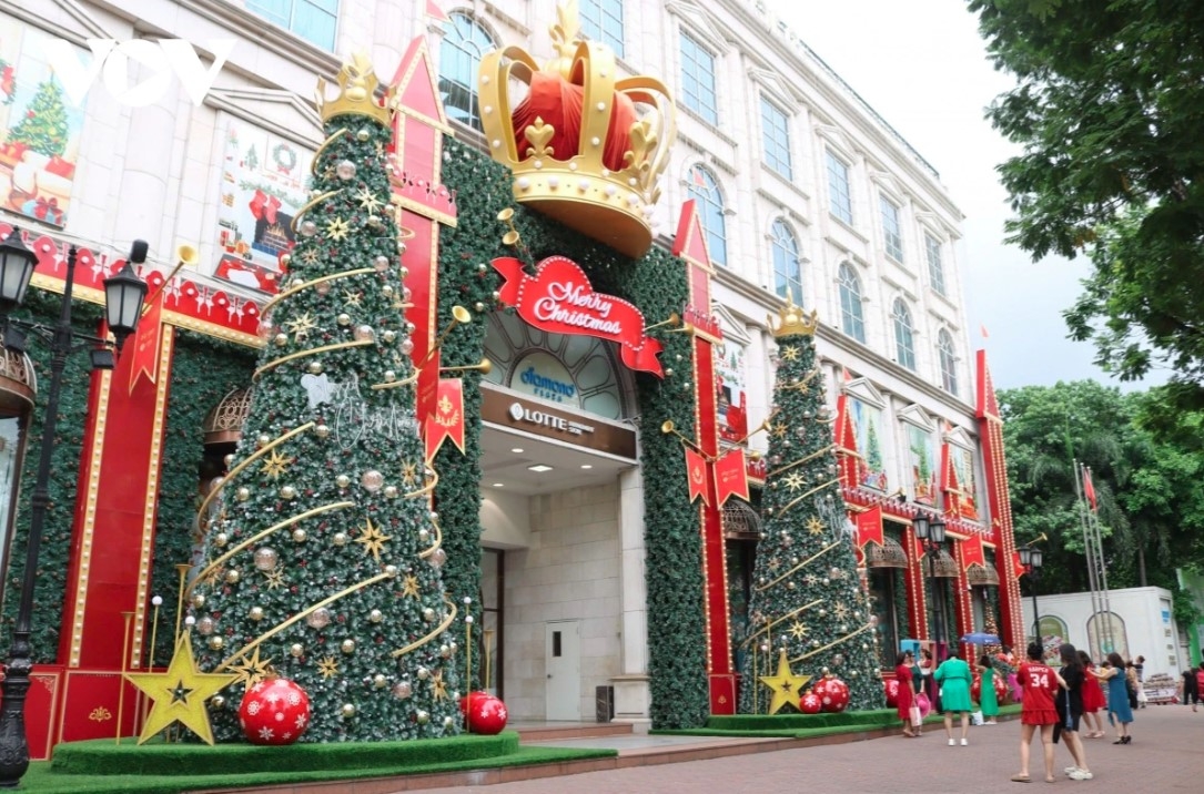 colorful christmas decorations brighten up ho chi minh city picture 9