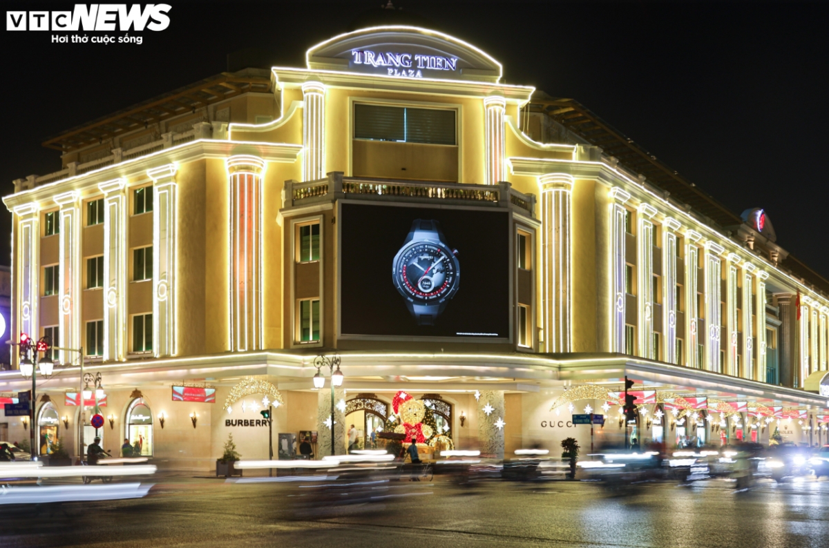 colourful shopping malls bring christmas festive cheer to hanoians picture 1