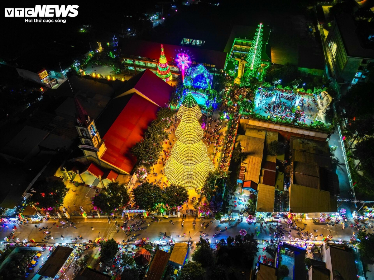 giant christmas tree made from 3,800 conical hats in vietnam picture 1