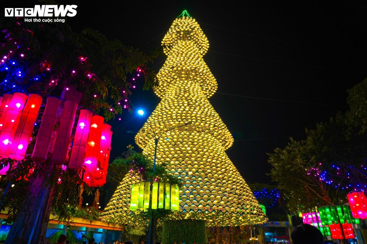 giant christmas tree made from 3,800 conical hats in vietnam picture 2