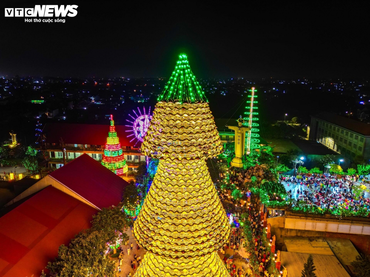 giant christmas tree made from 3,800 conical hats in vietnam picture 3