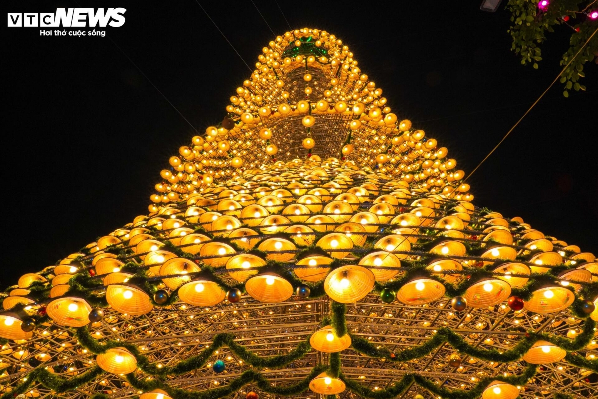 giant christmas tree made from 3,800 conical hats in vietnam picture 4