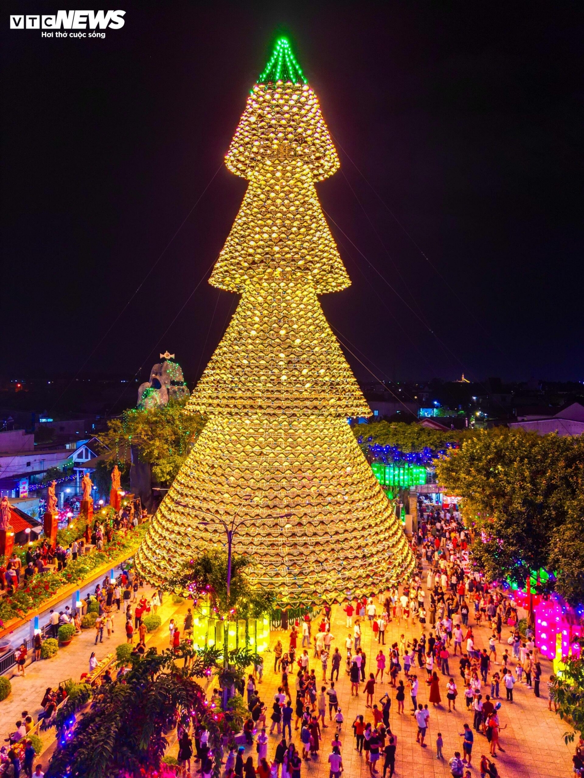 giant christmas tree made from 3,800 conical hats in vietnam picture 5