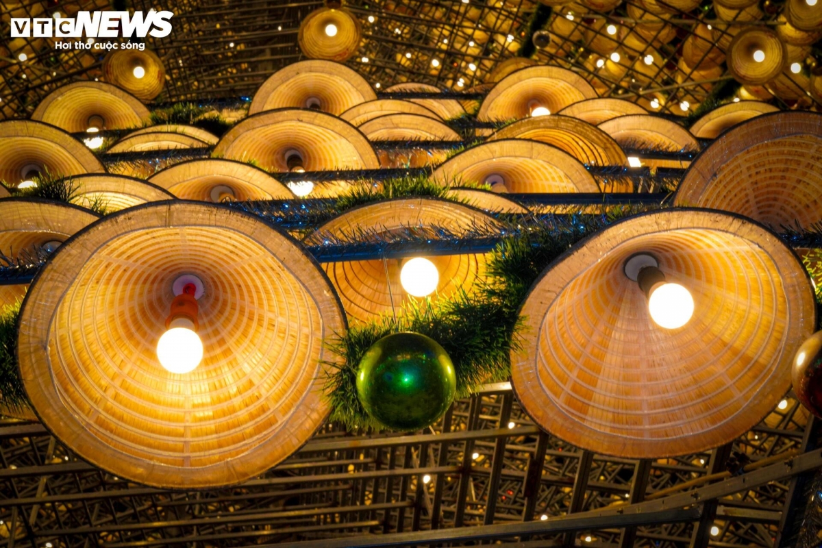 giant christmas tree made from 3,800 conical hats in vietnam picture 6