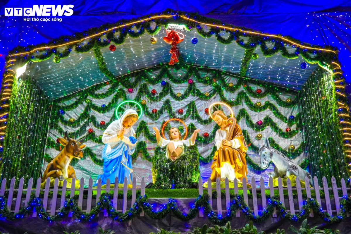 giant christmas tree made from 3,800 conical hats in vietnam picture 8