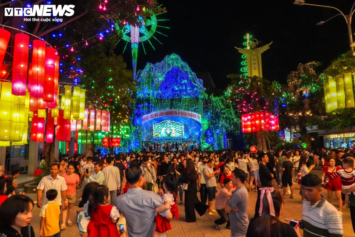 giant christmas tree made from 3,800 conical hats in vietnam picture 9