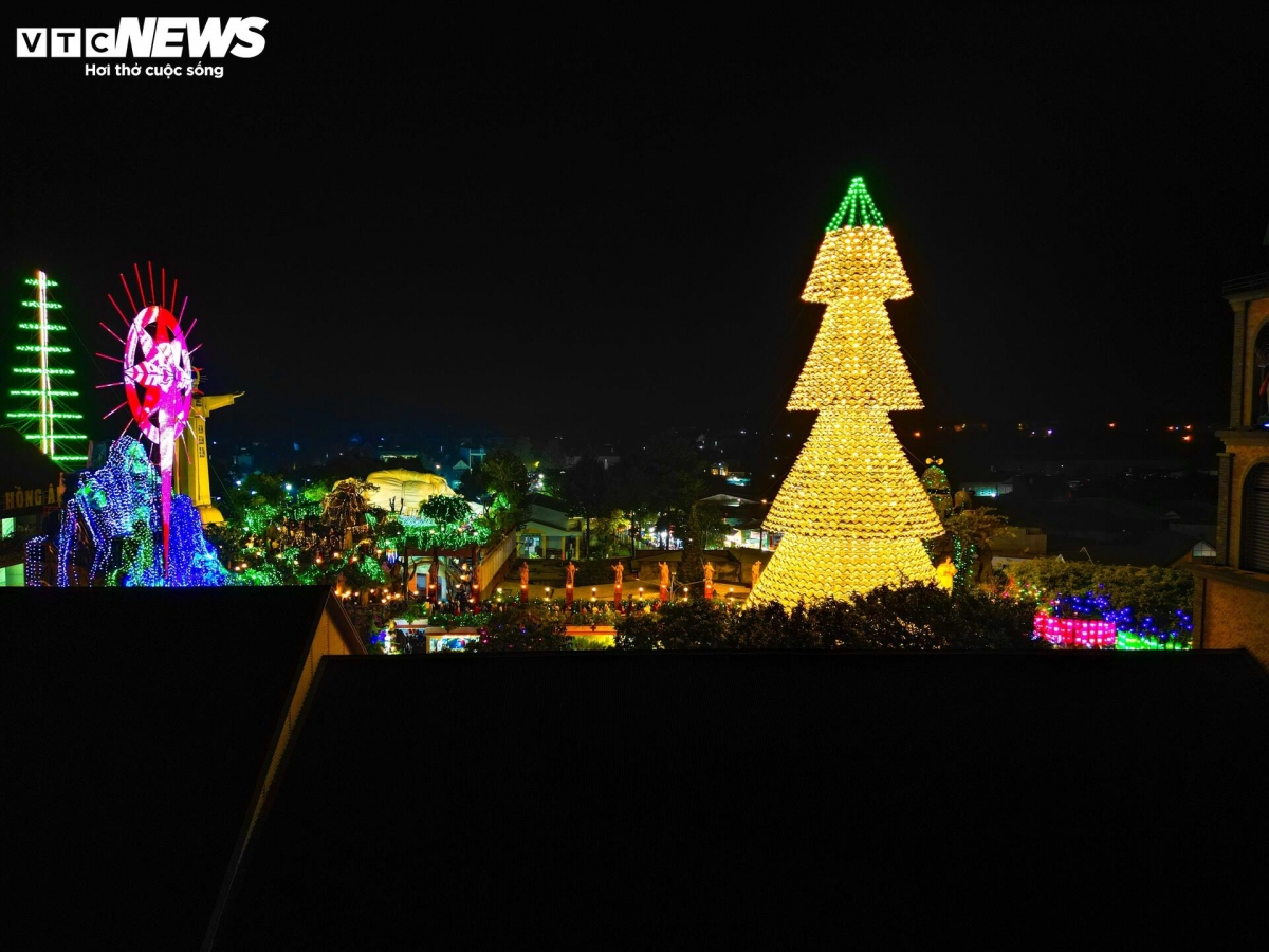 giant christmas tree made from 3,800 conical hats in vietnam picture 10