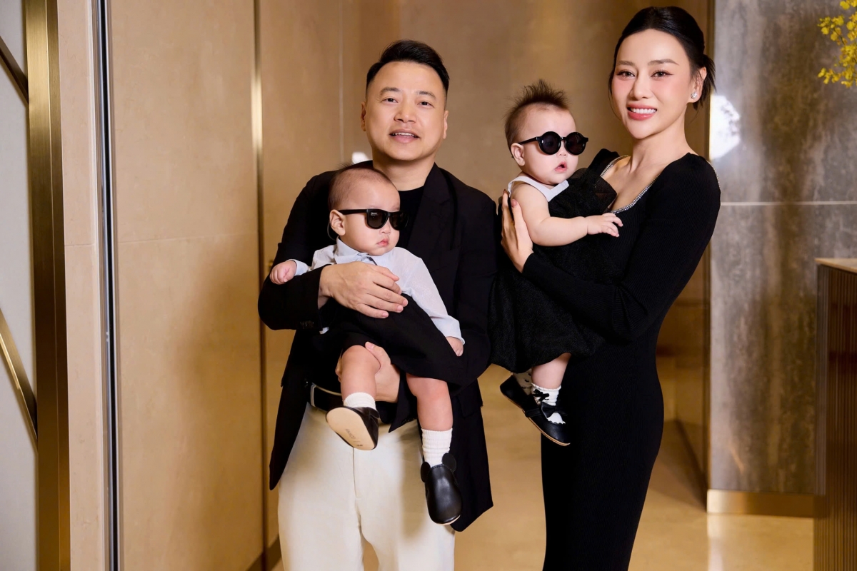 Phương Oanh và Shark Bình bế cặp song sinh dự thảm đỏ