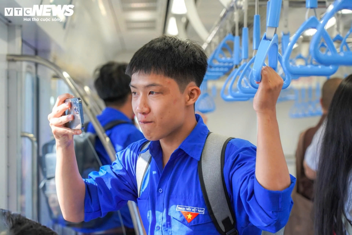 gioi tre thi nhau check-in tau metro so 1 truoc ngay chay thuong mai hinh anh 5