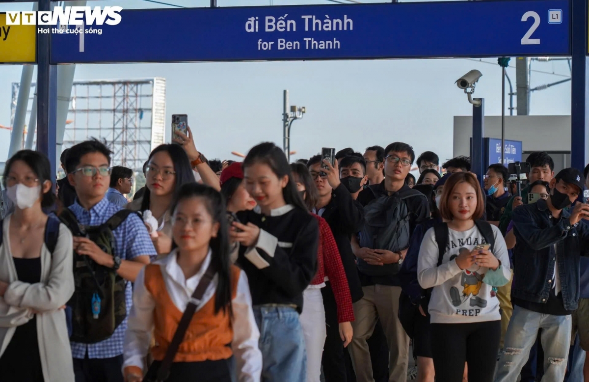 gioi tre thi nhau check-in tau metro so 1 truoc ngay chay thuong mai hinh anh 1