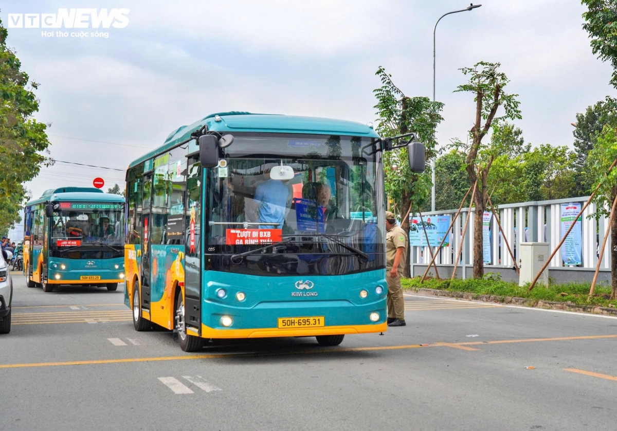 gioi tre thi nhau check-in tau metro so 1 truoc ngay chay thuong mai hinh anh 9