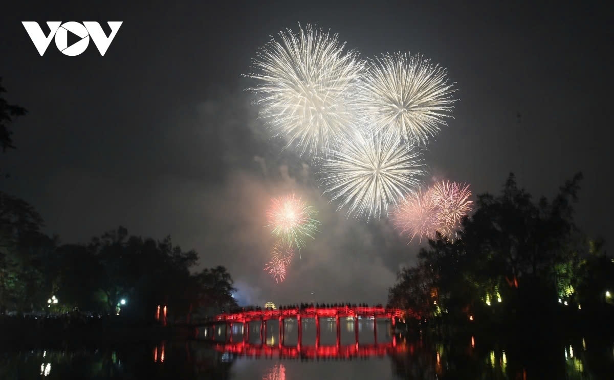 dazzling fireworks light up night skies as vietnam ushers in new year 2025 picture 1