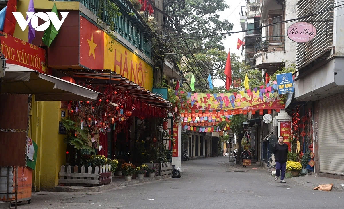 hanoi streets look peaceful and tranquil on lunar new year s day picture 1