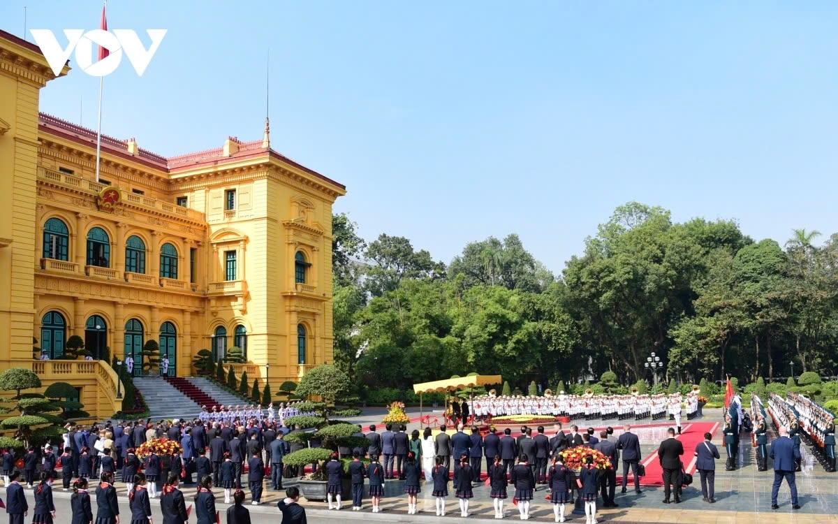 russian pm mishustin warmly welcomed in hanoi on official visit picture 1 russian pm mishustin warmly welcomed in hanoi on official visit picture 1