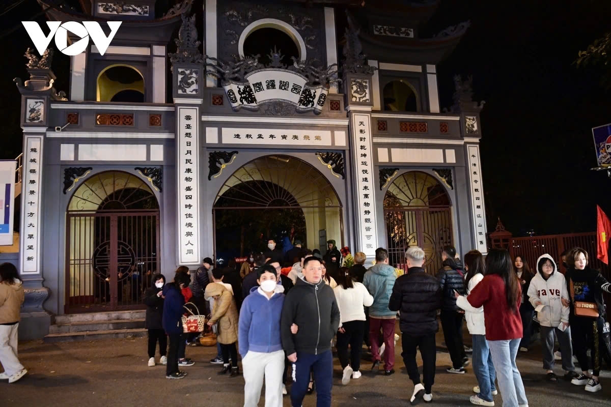 tay ho temple crowded with worshippers on lunar new year s day picture 1 tay ho temple crowded with worshippers on lunar new year s day picture 1