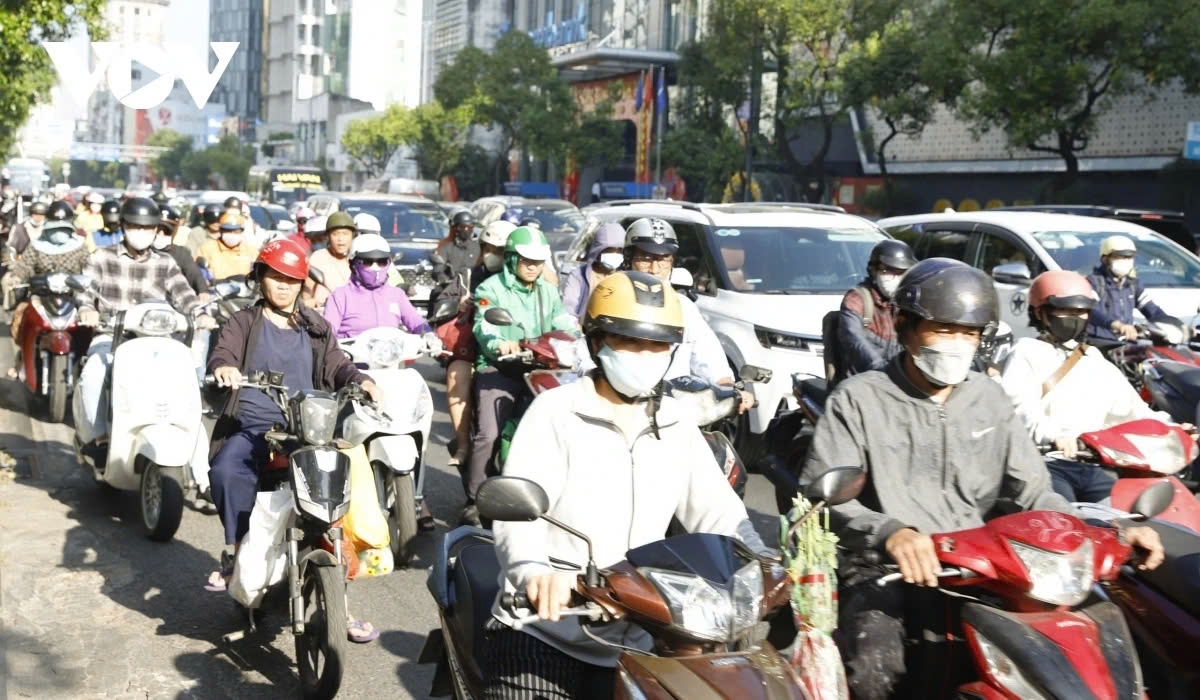 air pollution engulfs hcm city, poses health risks to residents picture 10
