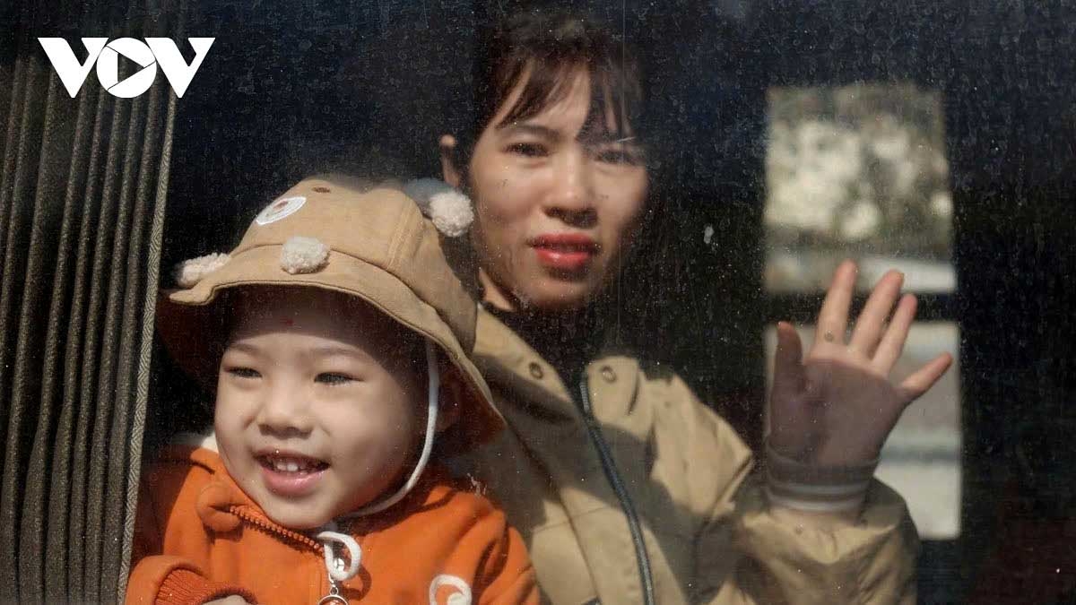 poor workers overjoyed to take free train home for tet family reunion picture 10 poor workers overjoyed to take free train home for tet family reunion picture 10