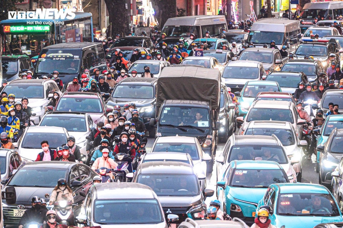 nguoi ha noi vat lon voi canh un tac tu sang den toi ngay cuoi tuan hinh anh 10