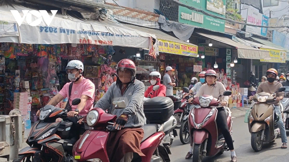 air pollution engulfs hcm city, poses health risks to residents picture 11