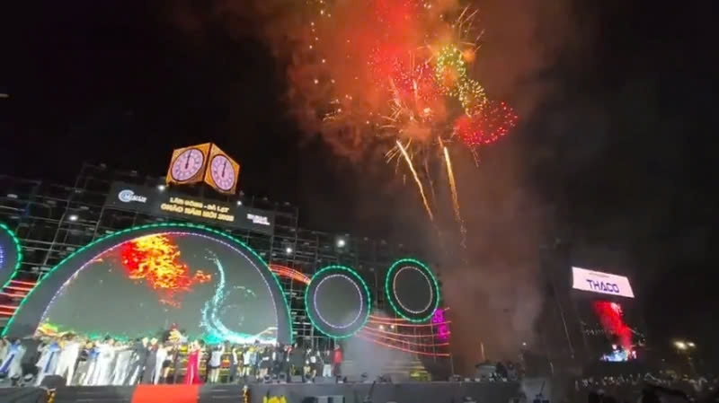 dazzling fireworks light up night skies as vietnam ushers in new year 2025 picture 11