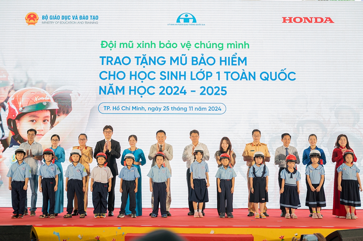 Honda Việt Nam trao tặng hơn 1,7 triệu mũ bảo hiểm cho học sinh lớp 1
