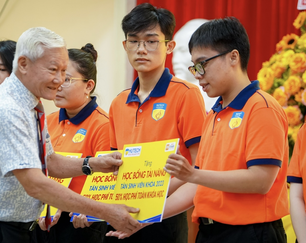 Nhiều thí sinh tìm kiếm cơ hội học bổng đại học ngay trước kỳ nghỉ Tết