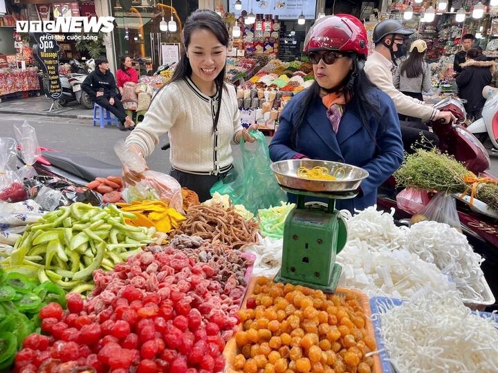 canh la o thu phu banh keo ha noi ngay can tet nguyen dan At ty hinh anh 10