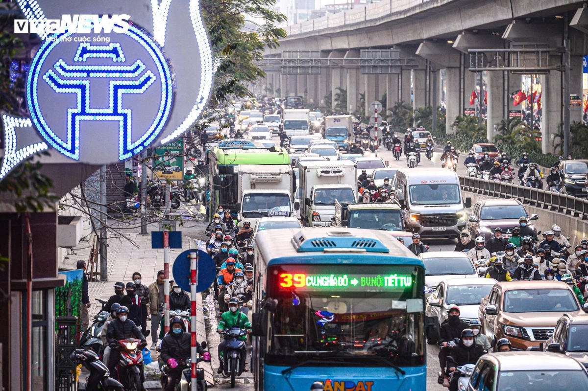 nguoi ha noi vat lon voi canh un tac tu sang den toi ngay cuoi tuan hinh anh 12