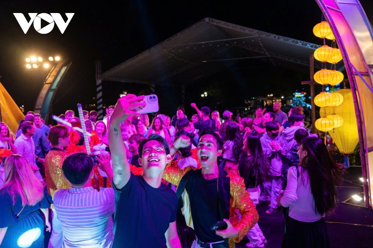 dazzling fireworks light up night skies as vietnam ushers in new year 2025 picture 13