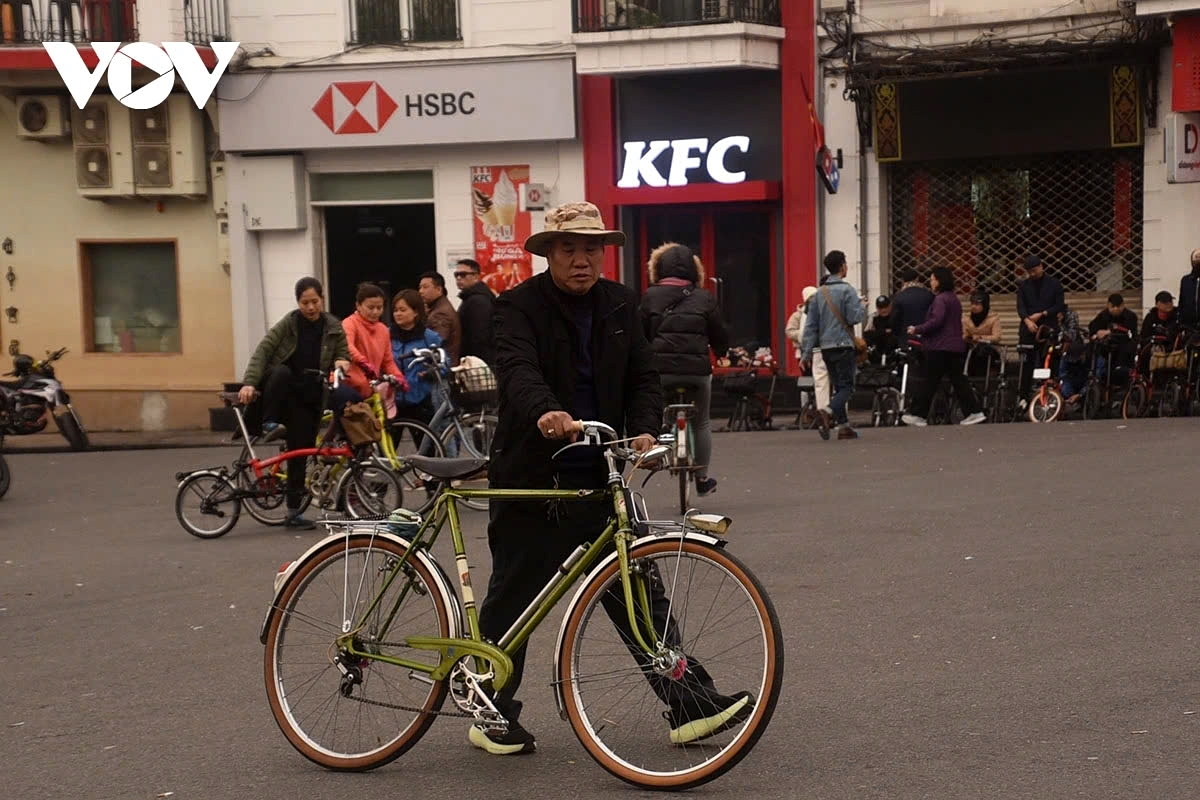 hanoi streets look peaceful and tranquil on lunar new year s day picture 12