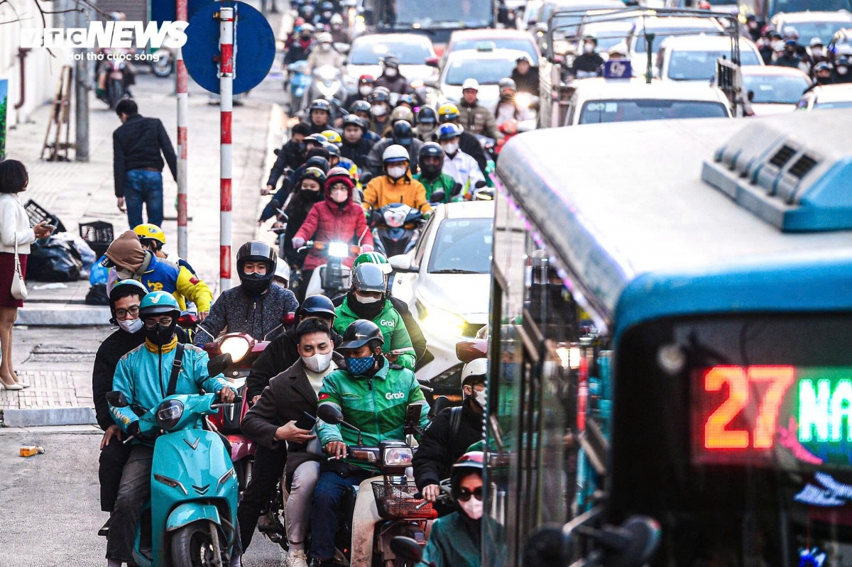 nguoi ha noi vat lon voi canh un tac tu sang den toi ngay cuoi tuan hinh anh 13