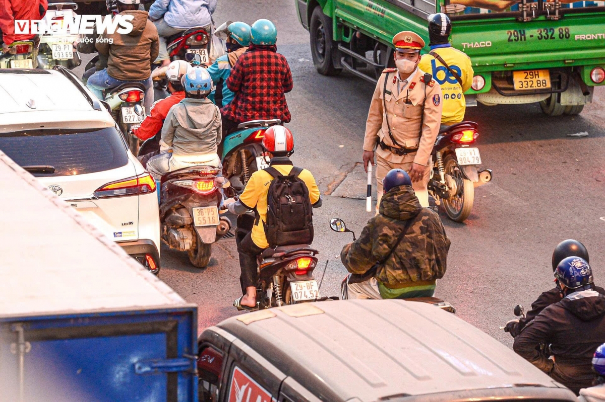 nguoi ha noi vat lon voi canh un tac tu sang den toi ngay cuoi tuan hinh anh 14