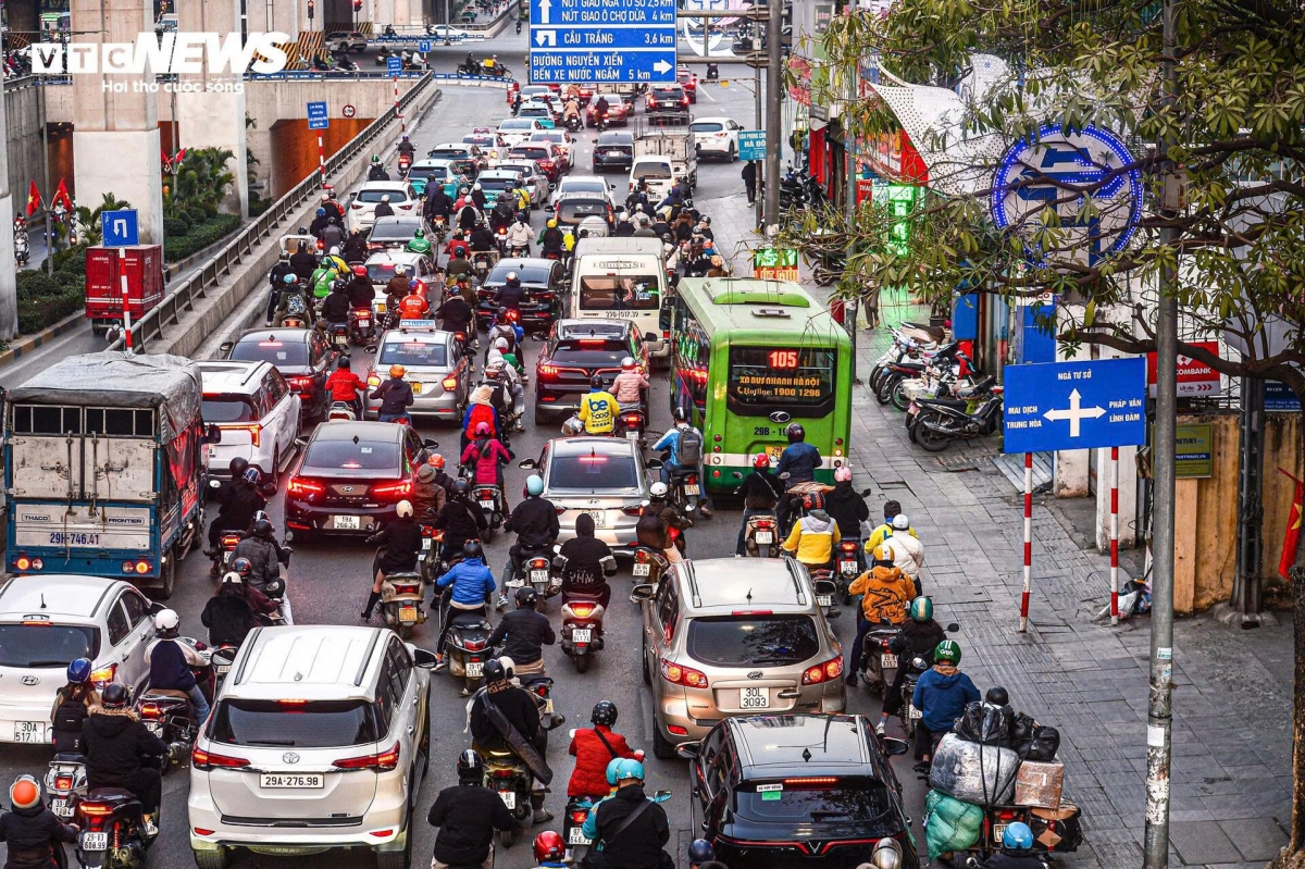 nguoi ha noi vat lon voi canh un tac tu sang den toi ngay cuoi tuan hinh anh 15