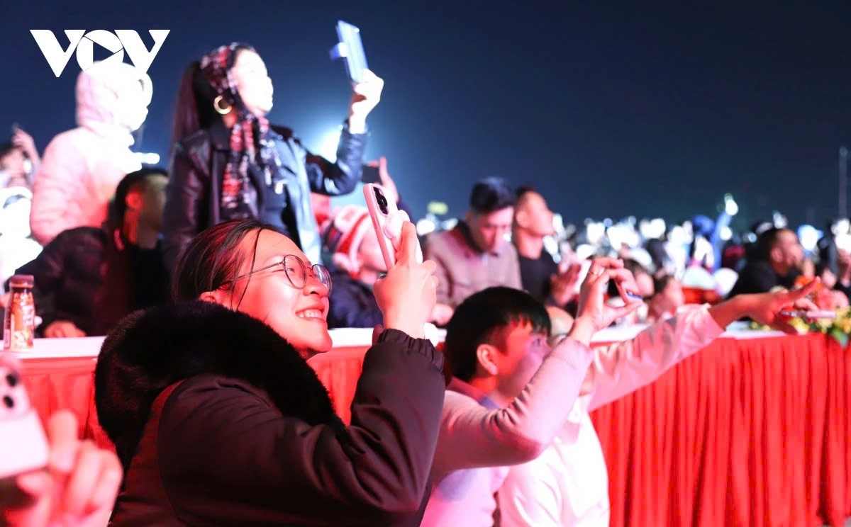 dazzling fireworks light up night skies as vietnam ushers in new year 2025 picture 16