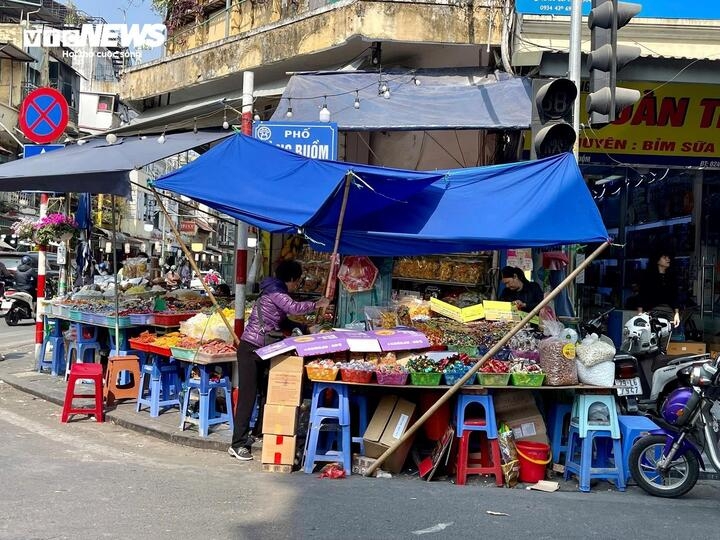 canh la o thu phu banh keo ha noi ngay can tet nguyen dan At ty hinh anh 1