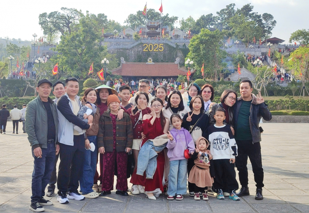 Quảng Ninh: Người dân nô nức đi lễ chùa đầu năm