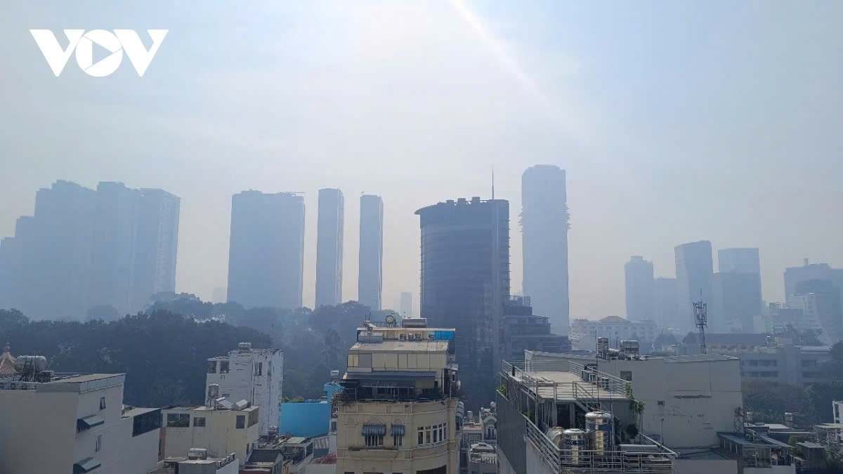 air pollution engulfs hcm city, poses health risks to residents picture 2