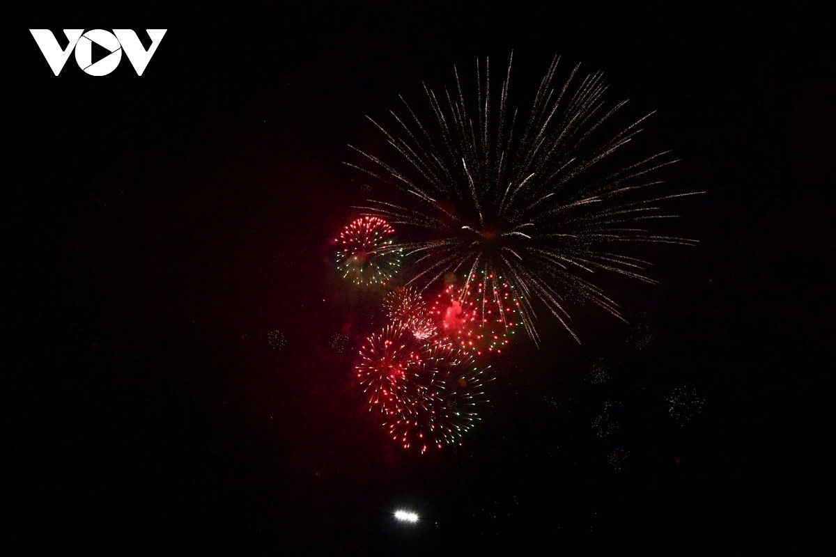 hanoi skies lit up with fireworks to welcome lunar new year 2025 picture 2 hanoi skies lit up with fireworks to welcome lunar new year 2025 picture 2