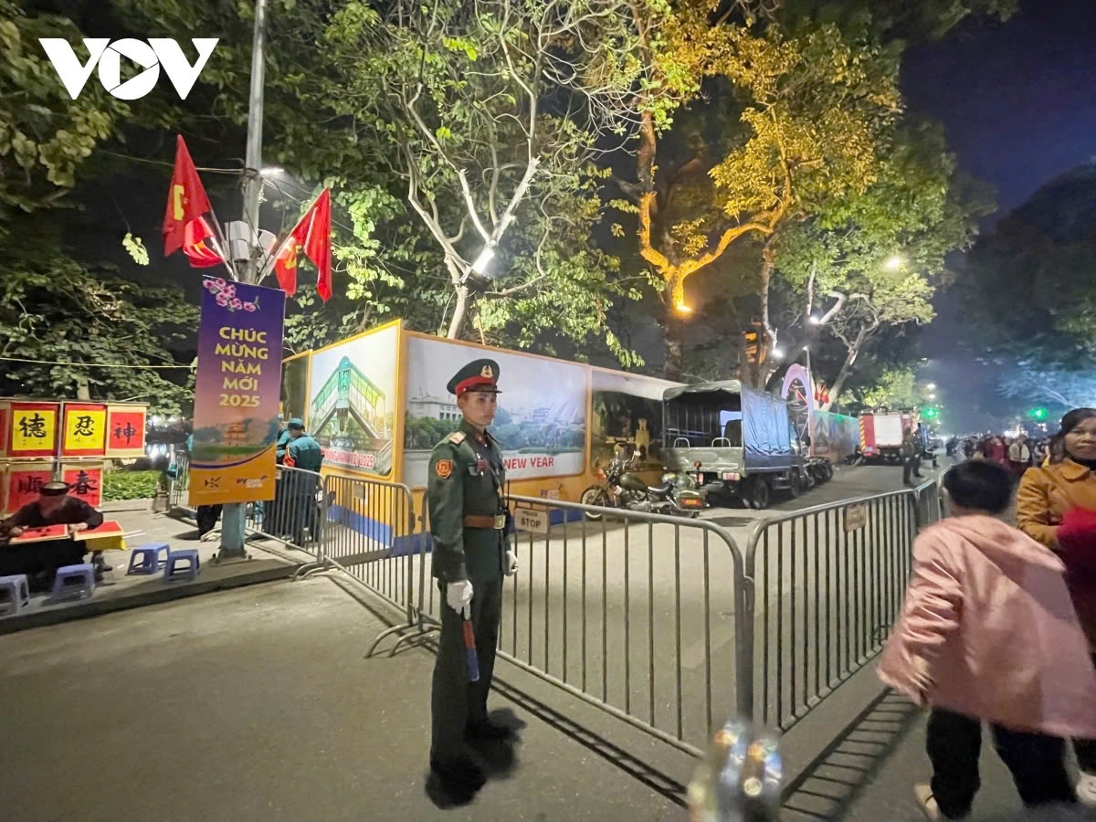 people across vietnam joyfully welcome the new year 2025 picture 2 people across vietnam joyfully welcome the new year 2025 picture 2