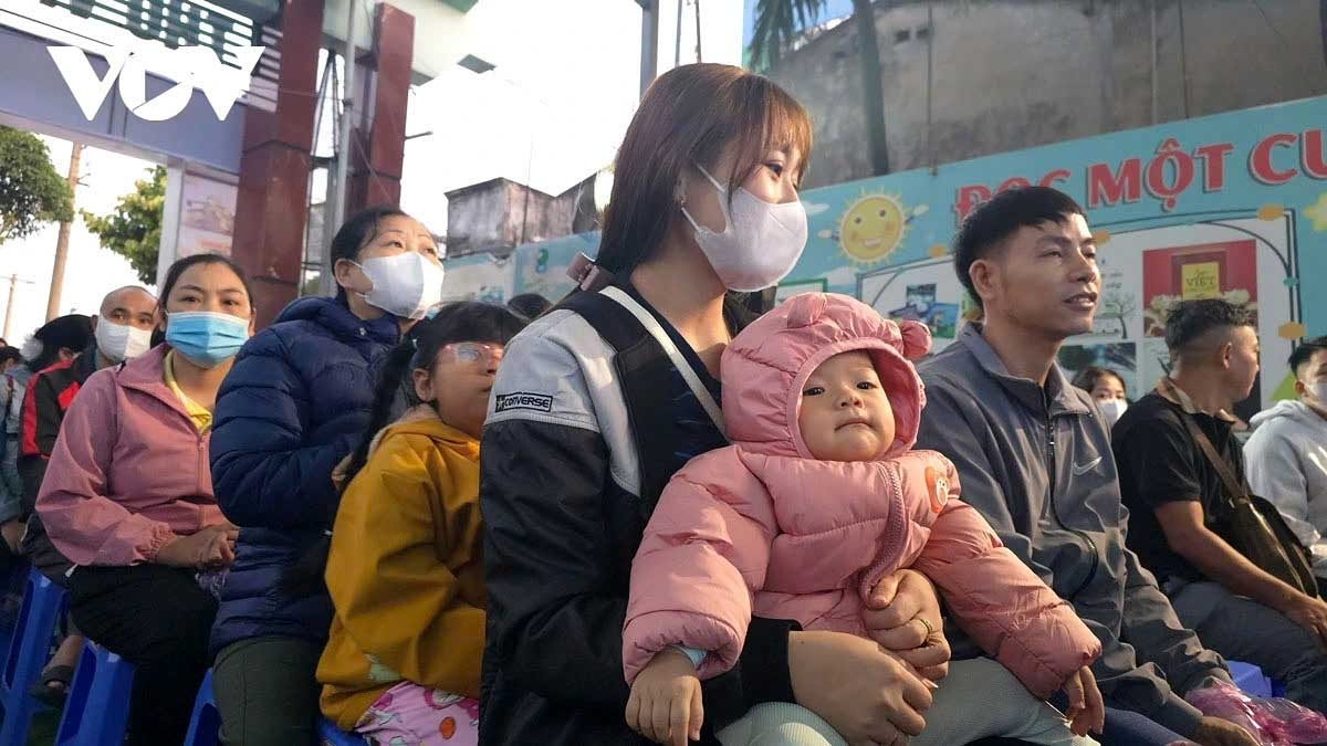 poor workers overjoyed to take free train home for tet family reunion picture 2 poor workers overjoyed to take free train home for tet family reunion picture 2