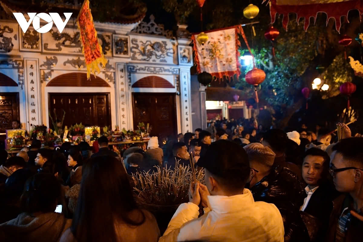 tay ho temple crowded with worshippers on lunar new year s day picture 2 tay ho temple crowded with worshippers on lunar new year s day picture 2