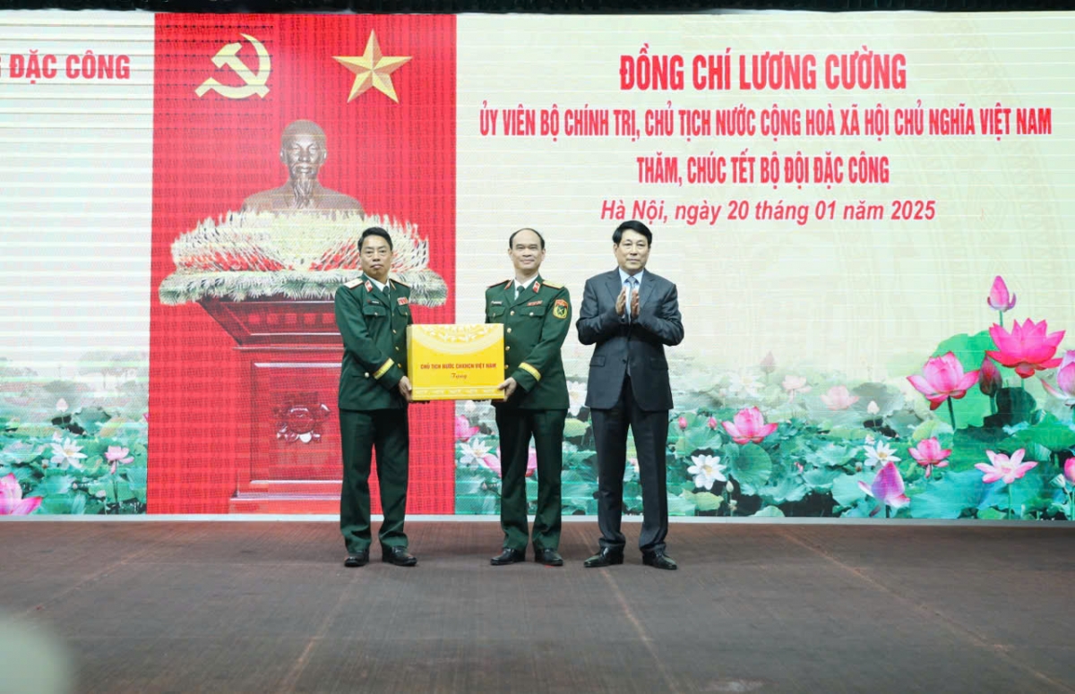 Chủ tịch nước Lương Cường tặng quà Tết Bộ đội Đặc công