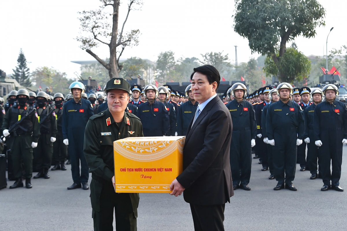 chủ tịch nước lương cường thăm, chúc tết bộ tư lệnh cảnh sát cơ động hình ảnh 2 chu tich nuoc luong cuong tham, chuc tet bo tu lenh canh sat co dong hinh anh 2