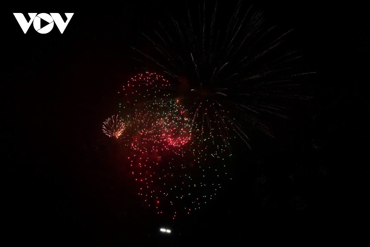 hanoi skies lit up with fireworks to welcome lunar new year 2025 picture 3 hanoi skies lit up with fireworks to welcome lunar new year 2025 picture 3