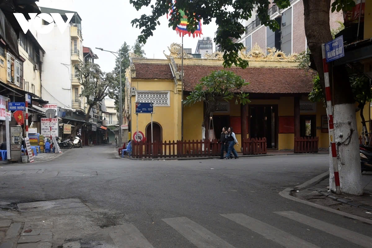 hanoi streets look peaceful and tranquil on lunar new year s day picture 3