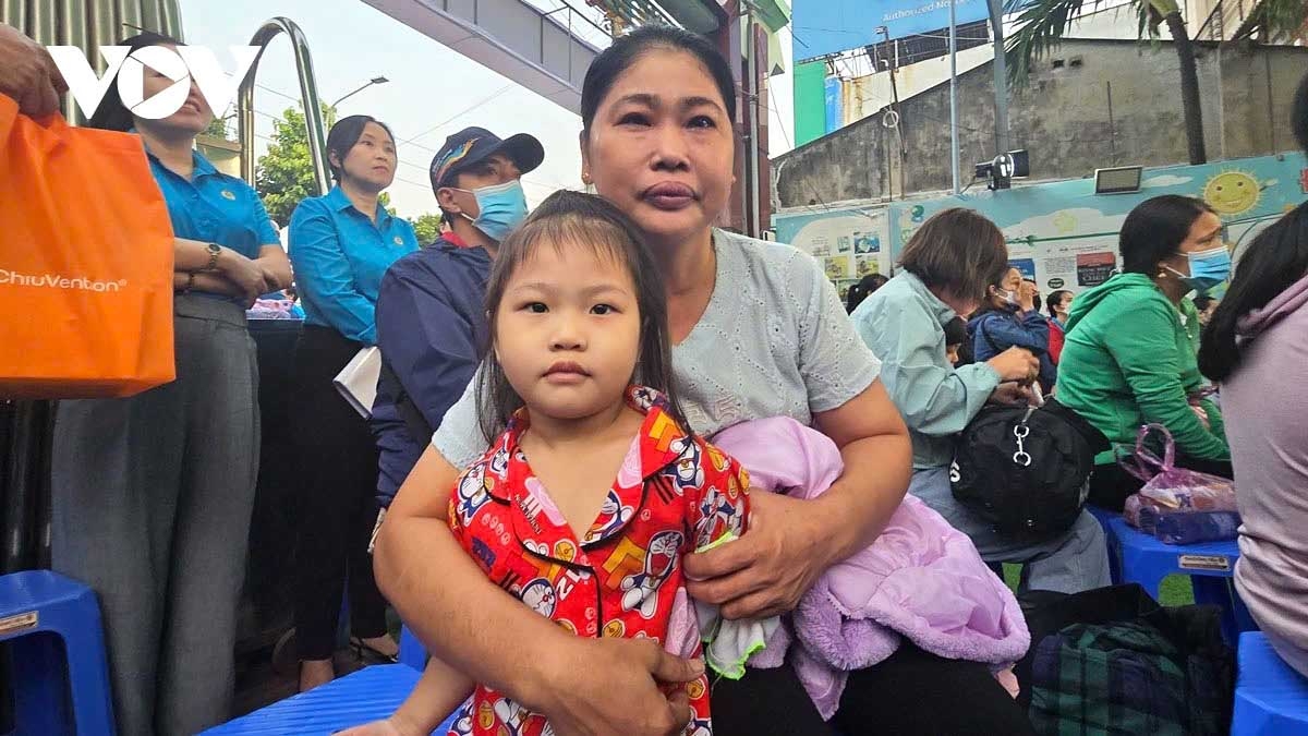 poor workers overjoyed to take free train home for tet family reunion picture 3 poor workers overjoyed to take free train home for tet family reunion picture 3