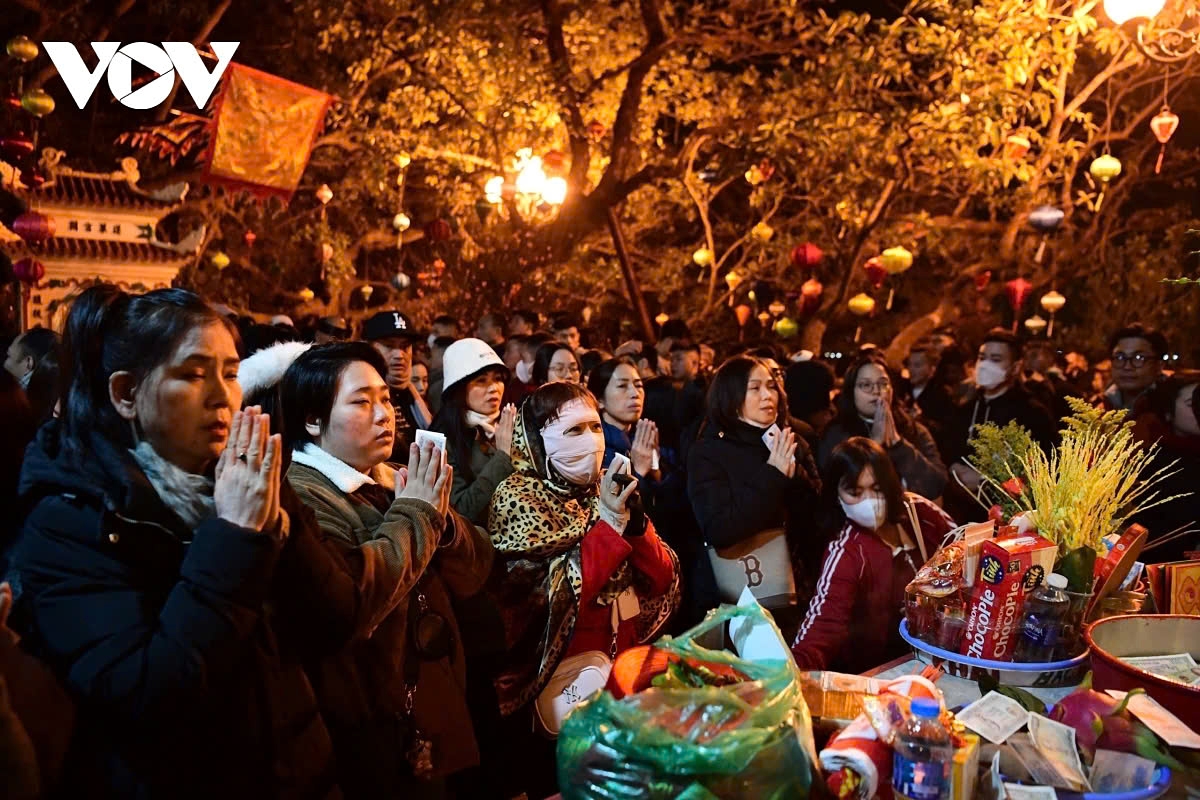tay ho temple crowded with worshippers on lunar new year s day picture 3 tay ho temple crowded with worshippers on lunar new year s day picture 3